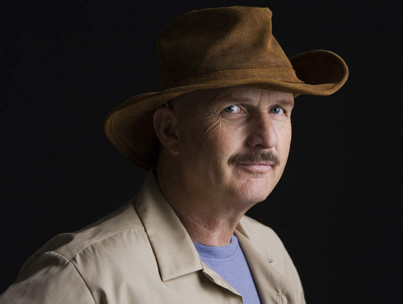 西方人,脸,头,脸颊,胡须,一个人,站,笑,微笑,横图,室内,特写,白天,正面,帽子,欧洲,欧洲人,仅一个男性,仅一个人,仅一个中年男性,黑色背景,服装,注视,休闲装,肩膀,衣服,观察,看,站着,休闲,休闲服,牛仔帽,摄影,服饰,影棚,观看,察看,关注,一顶,男人,男性,中年男性,白种人,头部,胡子,小胡子,脸部,脸蛋,面部,站立,半身,彩图,影棚拍摄,拍摄