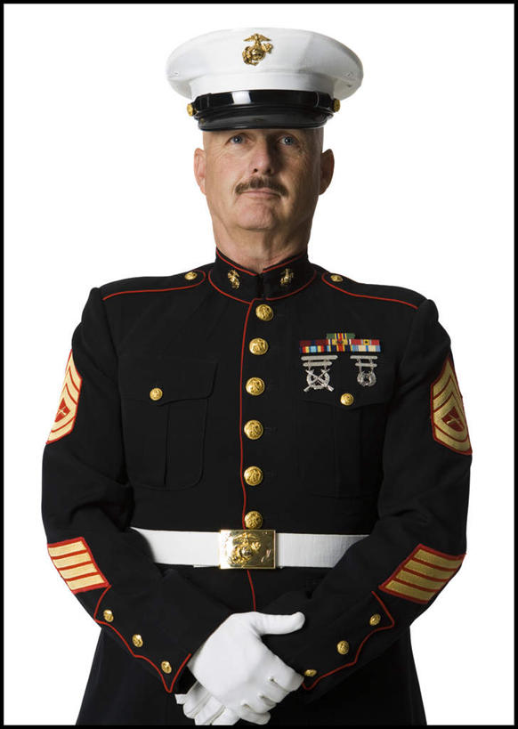 西方人,胡须,一个人,站,竖图,室内,白天,白色背景,正面,制服,安全,帽子,欧洲,欧洲人,仅一个男性,仅一个人,仅一个中年男性,防护,注视,衣服,手套,观察,看,站着,摄影,军帽,影棚,观看,保护,军人,察看,军装,关注,军服,保险,保全,周全,安稳,安定,一顶,防护手套,平安,男人,男性,中年男性,白种人,胡子,小胡子,站立,半身,彩图,影棚拍摄,拍摄