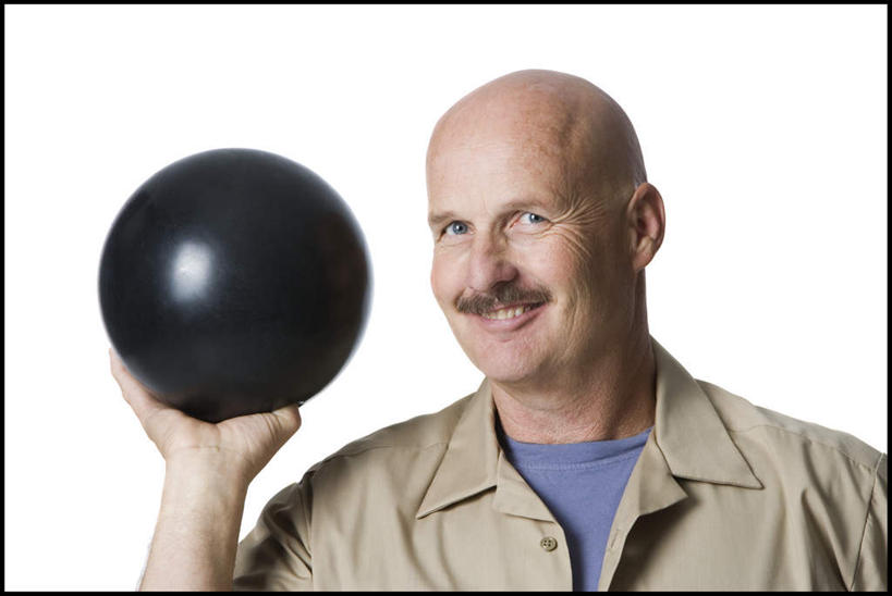 西方人,脸,头,脸颊,手,秃头,一个人,站,捧,笑,微笑,露齿笑,横图,室内,特写,白天,白色背景,正面,欧洲,欧洲人,仅一个男性,仅一个人,仅一个中年男性,服装,保龄球馆,注视,休闲装,球道,肩膀,一个,衣服,黑色,观察,看,站着,休闲,手部,休闲服,摄影,服饰,影棚,单个,观看,单手,察看,关注,球馆,保龄球道,男人,男性,中年男性,白种人,头部,光头,无发,脸部,脸蛋,面部,端,端着,捧着,手捧,站立,半身,彩图,影棚拍摄,拍摄