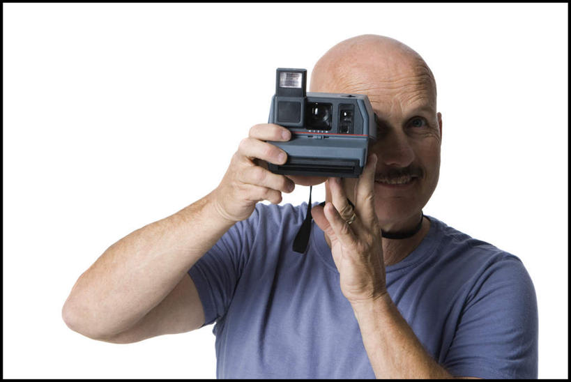 西方人,手,秃头,一个人,站,笑,微笑,露齿笑,横图,室内,白天,白色背景,正面,相机,欧洲,欧洲人,双手,仅一个男性,仅一个人,仅一个中年男性,握,服装,注视,休闲装,一个,拍照,衣服,数码相机,观察,看,站着,休闲,手部,休闲服,握着,摄影,服饰,影棚,单个,观看,察看,关注,男人,男性,中年男性,白种人,光头,无发,照相机,站立,半身,彩图,影棚拍摄,拍摄,照相