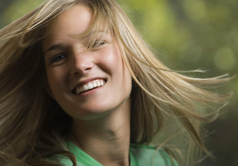 西方人,脸,头,脸颊,头发,一个人,笑,微笑,露齿笑,横图,室外,特写,白天,正面,植物,欧洲,欧洲人,仅一个年轻女性,仅一个女性,仅一个人,阴影,服装,朦胧,模糊,飘扬,光线,影子,注视,休闲装,肩膀,树,树木,衣服,绿色,阳光,自然,观察,看,休闲,休闲服,金色,服饰,生长,成长,观看,飘逸,察看,关注,飞扬,年轻女性,女人,女性,白种人,头部,长发,直发,脸部,脸蛋,面部,半身,彩图