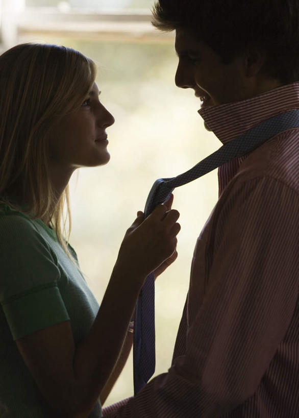 西方人,两个人,站,竖图,室内,白天,侧面,衬衫,爱情,欧洲,欧洲人,握,阴影,服装,朦胧,模糊,反射,影子,领带,浪漫,注视,休闲装,相视,衣服,观察,看,站着,休闲,温暖,温馨,面对面,休闲服,恩爱,握着,恋人,服饰,观看,对视,和睦,察看,互视,关注,相对,相看,男人,男性,年轻男性,年轻女性,女人,女性,白种人,情侣,站立,半身,彩图,衬衣,伴侣,融洽