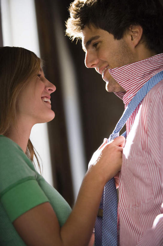 西方人,两个人,站,竖图,室内,白天,侧面,衬衫,爱情,欧洲,欧洲人,握,阴影,服装,朦胧,模糊,反射,影子,领带,浪漫,注视,休闲装,相视,衣服,观察,看,站着,休闲,温暖,温馨,面对面,休闲服,恩爱,握着,恋人,服饰,观看,对视,和睦,察看,互视,关注,相对,相看,男人,男性,年轻男性,年轻女性,女人,女性,白种人,情侣,站立,半身,彩图,衬衣,伴侣,融洽