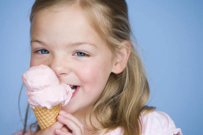 西方人,儿童,脸,头,脸颊,手,头发,一个人,笑,吃,微笑,横图,室内,特写,白天,正面,纯洁,欧洲,欧洲人,双手,仅一个女性,仅一个人,握,蓝色背景,服装,冰激凌,清凉,注视,休闲装,肩膀,一个,小孩,衣服,冷饮,观察,看,仅一个小孩,休闲,舒服,手部,休闲服,金色,冰淇淋,可爱,童年,童趣,握着,摄影,服饰,影棚,单个,观看,解暑,察看,关注,解渴,雪糕,童真,华夫饼,烂漫,无邪,舒爽,窝夫,格子饼,华夫,格仔饼,压花蛋饼,冰糕,消暑,天真,女孩,女人,女性,白种人,孩子,头部,长发,直发,脸部,脸蛋,面部,嚼,食,半身,彩图,影棚拍摄,拍摄,女生