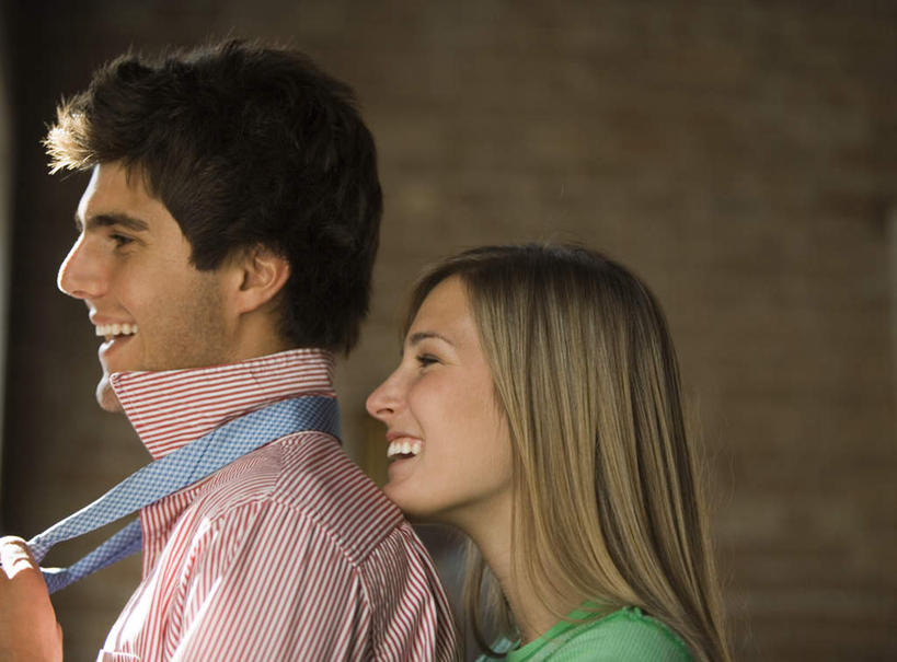 西方人,脸,头,脸颊,两个人,站,笑,微笑,露齿笑,横图,室内,特写,白天,侧面,衬衫,爱情,欧洲,欧洲人,握,阴影,服装,朦胧,模糊,反射,影子,领带,浪漫,注视,休闲装,肩膀,衣服,观察,看,站着,休闲,温暖,温馨,休闲服,恩爱,握着,系,恋人,服饰,观看,和睦,察看,关注,男人,男性,年轻男性,年轻女性,女人,女性,白种人,头部,脸部,脸蛋,面部,情侣,站立,半身,彩图,衬衣,伴侣,融洽