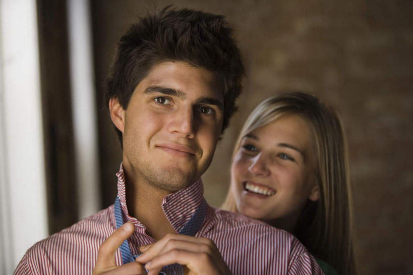 西方人,脸,头,脸颊,两个人,站,笑,微笑,露齿笑,横图,室内,特写,白天,正面,衬衫,爱情,欧洲,欧洲人,握,阴影,服装,朦胧,模糊,反射,影子,领带,浪漫,注视,休闲装,肩膀,衣服,观察,看,站着,休闲,温暖,温馨,休闲服,恩爱,握着,系,恋人,服饰,观看,和睦,察看,关注,男人,男性,年轻男性,年轻女性,女人,女性,白种人,头部,脸部,脸蛋,面部,情侣,站立,半身,彩图,衬衣,伴侣,融洽