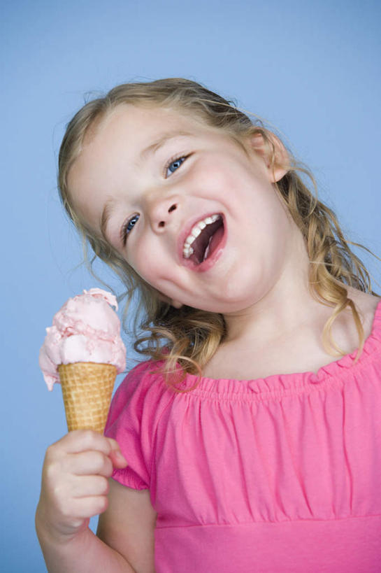 西方人,儿童,手,一个人,竖图,室内,白天,正面,纯洁,欧洲,欧洲人,仅一个女性,仅一个人,握,蓝色背景,服装,冰激凌,清凉,注视,休闲装,一个,小孩,衣服,粉色,冷饮,观察,看,张嘴,仅一个小孩,休闲,舒服,手部,休闲服,冰淇淋,可爱,童年,童趣,握着,摄影,服饰,影棚,单个,观看,单手,解暑,察看,关注,解渴,雪糕,张大嘴巴,童真,华夫饼,烂漫,无邪,舒爽,窝夫,格子饼,华夫,格仔饼,压花蛋饼,冰糕,消暑,天真,女孩,女人,女性,白种人,孩子,张开嘴,半身,彩图,影棚拍摄,拍摄,女生