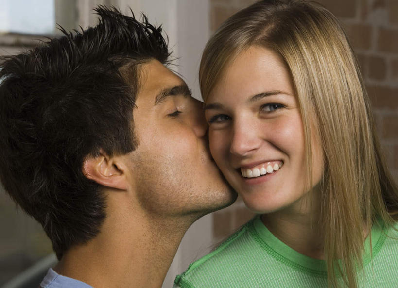 西方人,脸,头,脸颊,两个人,站,闭眼,笑,吻,微笑,露齿笑,横图,室内,特写,白天,正面,爱情,欧洲,欧洲人,阴影,服装,反射,影子,墙,浪漫,注视,休闲装,肩膀,墙壁,墙面,衣服,观察,看,站着,休闲,温暖,温馨,休闲服,恩爱,恋人,服饰,观看,和睦,察看,关注,男人,男性,年轻男性,年轻女性,女人,女性,白种人,头部,脸部,脸蛋,面部,情侣,闭眼睛,闭着眼,闭着眼睛,亲,亲吻,站立,半身,彩图,伴侣,融洽