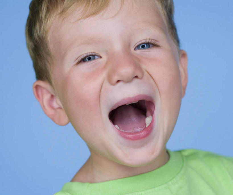 西方人,儿童,脸,头,脸颊,一个人,横图,室内,特写,白天,正面,纯洁,欧洲,欧洲人,仅一个男性,仅一个人,蓝色背景,服装,注视,休闲装,肩膀,小孩,衣服,观察,看,张嘴,仅一个小孩,休闲,休闲服,可爱,童年,童趣,摄影,服饰,影棚,观看,察看,关注,张大嘴巴,童真,烂漫,无邪,天真,男孩,男人,男性,白种人,孩子,头部,脸部,脸蛋,面部,张开嘴,半身,彩图,影棚拍摄,拍摄,男生