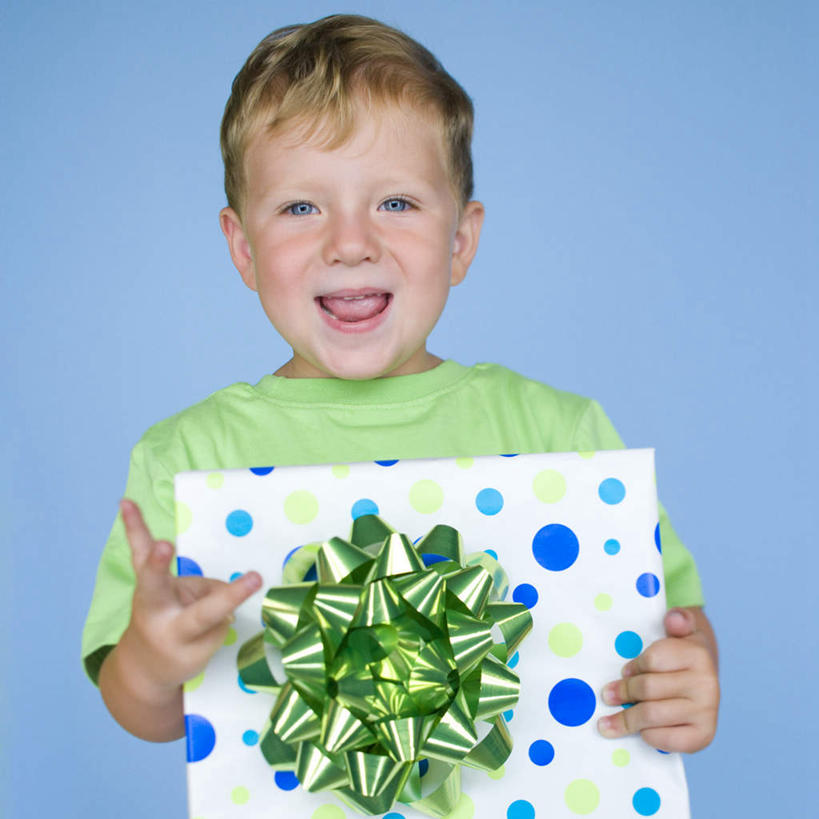 西方人,儿童,一个人,站,笑,微笑,露齿笑,方图,室内,白天,正面,纯洁,礼盒,礼物,欧洲,欧洲人,仅一个男性,仅一个人,握,蓝色背景,服装,丝绸,丝带,纸盒,缎带,注视,休闲装,绸带,盒子,一个,小孩,衣服,绿色,包装盒,礼品盒,观察,看,站着,仅一个小孩,休闲,休闲服,可爱,童年,童趣,握着,摄影,服饰,礼品,影棚,单个,观看,察看,关注,童真,烂漫,无邪,天真,男孩,男人,男性,白种人,孩子,站立,半身,彩图,影棚拍摄,拍摄,男生