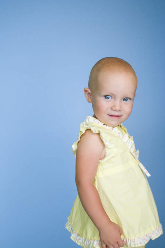 西方人,儿童,秃头,一个人,站,竖图,室内,白天,侧面,纯洁,欧洲,欧洲人,仅一个女性,仅一个人,蓝色背景,服装,扭头,注视,休闲装,小孩,衣服,观察,看,站着,转头,仅一个小孩,休闲,休闲服,可爱,童年,童趣,摄影,服饰,影棚,观看,察看,关注,童真,烂漫,无邪,天真,女孩,女人,女性,白种人,孩子,光头,无发,站立,半身,彩图,影棚拍摄,拍摄,女生