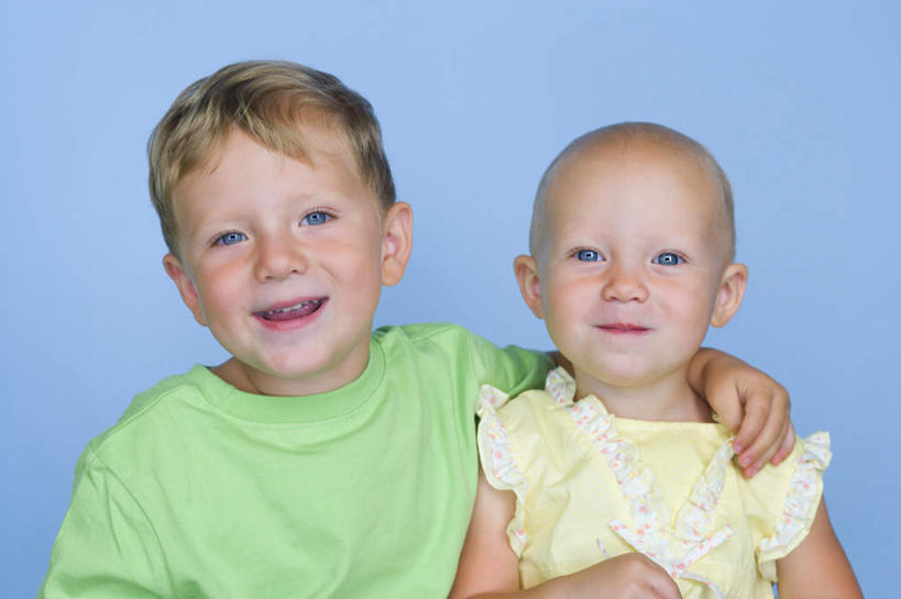 西方人,儿童,两个人,家庭,站,笑,微笑,露齿笑,横图,室内,白天,正面,纯洁,欧洲,欧洲人,蓝色背景,服装,注视,休闲装,小孩,衣服,观察,看,站着,休闲,温暖,温馨,一家人,休闲服,可爱,童年,童趣,搭,摄影,服饰,影棚,观看,和睦,察看,搭着,关注,童真,烂漫,无邪,天真,男孩,男人,男性,女孩,女人,女性,白种人,站立,半身,彩图,影棚拍摄,拍摄,融洽,男生,女生