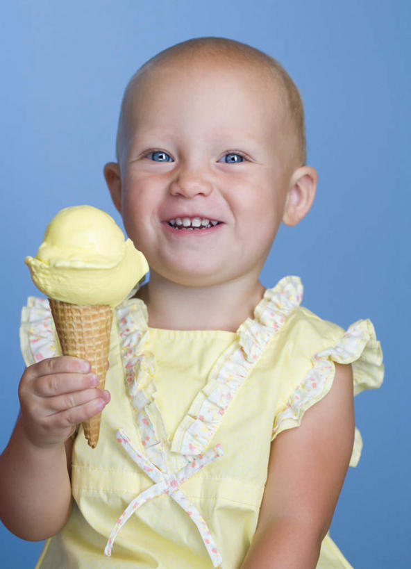 西方人,儿童,秃头,一个人,笑,微笑,露齿笑,竖图,室内,白天,正面,纯洁,欧洲,欧洲人,仅一个女性,仅一个人,握,蓝色背景,服装,冰激凌,清凉,注视,休闲装,一个,小孩,衣服,冷饮,观察,看,仅一个小孩,休闲,舒服,休闲服,冰淇淋,可爱,童年,童趣,握着,摄影,服饰,影棚,单个,观看,解暑,察看,关注,解渴,雪糕,童真,华夫饼,烂漫,无邪,舒爽,窝夫,格子饼,华夫,格仔饼,压花蛋饼,冰糕,消暑,天真,女孩,女人,女性,白种人,孩子,光头,无发,半身,彩图,影棚拍摄,拍摄,女生