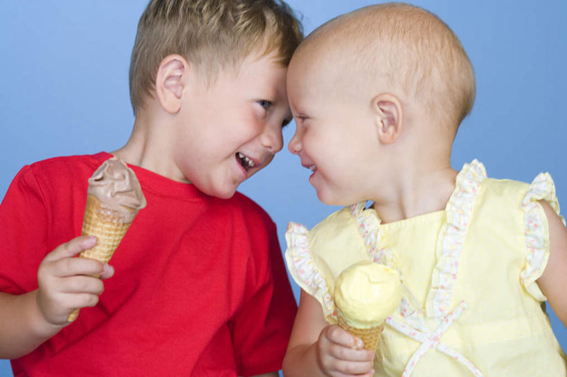 西方人,儿童,手,两个人,伙伴,朋友,笑,微笑,露齿笑,横图,室内,白天,正面,友谊,纯洁,欧洲,欧洲人,握,阴影,蓝色背景,服装,反射,影子,冰激凌,清凉,休闲装,相视,两个,小孩,衣服,黄色,红色,冷饮,休闲,舒服,面对面,手部,休闲服,冰淇淋,可爱,童年,童趣,握着,摄影,服饰,影棚,对视,单手,解暑,互视,解渴,相对,雪糕,童真,华夫饼,烂漫,无邪,舒爽,相看,窝夫,格子饼,华夫,格仔饼,压花蛋饼,冰糕,消暑,天真,友情,男孩,男人,男性,女孩,女人,女性,白种人,半身,彩图,影棚拍摄,拍摄,男生,女生