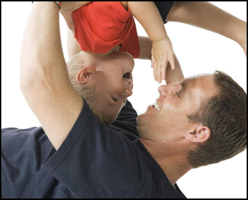 西方人,儿童,两个人,家庭,父亲,女儿,举,抱,笑,微笑,露齿笑,横图,室内,白天,白色背景,侧面,纯洁,欧洲,欧洲人,服装,注视,休闲装,相视,小孩,衣服,观察,看,托,休闲,温暖,温馨,父女,一家人,面对面,休闲服,父爱,可爱,童年,童趣,摄影,服饰,影棚,抱着,观看,对视,和睦,察看,互视,搂着,关注,相对,童真,烂漫,无邪,相看,天真,男人,男性,年轻男性,女孩,白种人,孩子,年轻人,怀抱,举起,举手,举着,搂,搂抱,相抱,向上举,向上伸,向上托,拥抱,半身,彩图,影棚拍摄,拍摄,融洽,女生