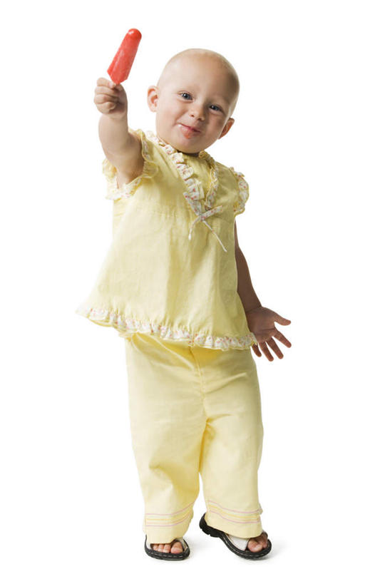 西方人,儿童,一个人,站,举,竖图,室内,白天,白色背景,正面,纯洁,欧洲,欧洲人,仅一个女性,仅一个人,握,服装,清凉,注视,休闲装,棒冰,冰棍,一个,小孩,衣服,黄色,冷饮,观察,看,托,站着,仅一个小孩,休闲,舒服,休闲服,可爱,童年,童趣,握着,摄影,服饰,影棚,单个,观看,解暑,察看,冰棒,关注,解渴,童真,烂漫,无邪,舒爽,消暑,冰条,天真,女孩,女人,女性,白种人,孩子,举起,举手,举着,向上举,向上伸,向上托,站立,彩图,全身,影棚拍摄,拍摄,女生