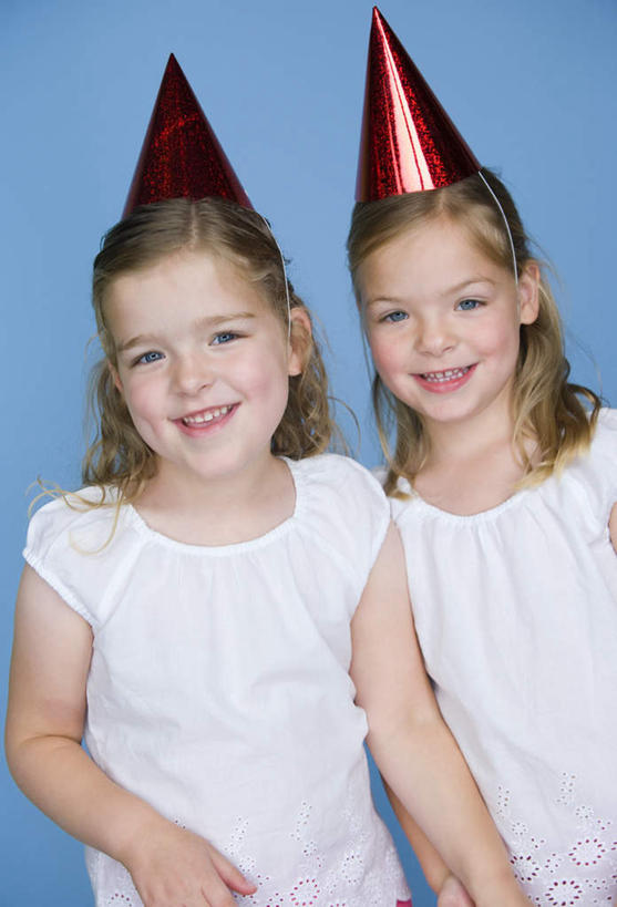 西方人,儿童,两个人,家庭,双胞胎,站,笑,微笑,露齿笑,竖图,室内,白天,正面,纯洁,帽子,欧洲,欧洲人,两顶,蓝色背景,纸质,服装,注视,休闲装,生日帽,小孩,衣服,红色,白色,观察,看,站着,休闲,温暖,温馨,一家人,休闲服,可爱,童年,童趣,摄影,服饰,影棚,观看,和睦,察看,小丑帽,关注,童真,烂漫,无邪,三角帽,狂欢帽,派对帽,聚会帽,纸帽,天真,女孩,女人,女性,白种人,站立,半身,彩图,影棚拍摄,拍摄,融洽,女生