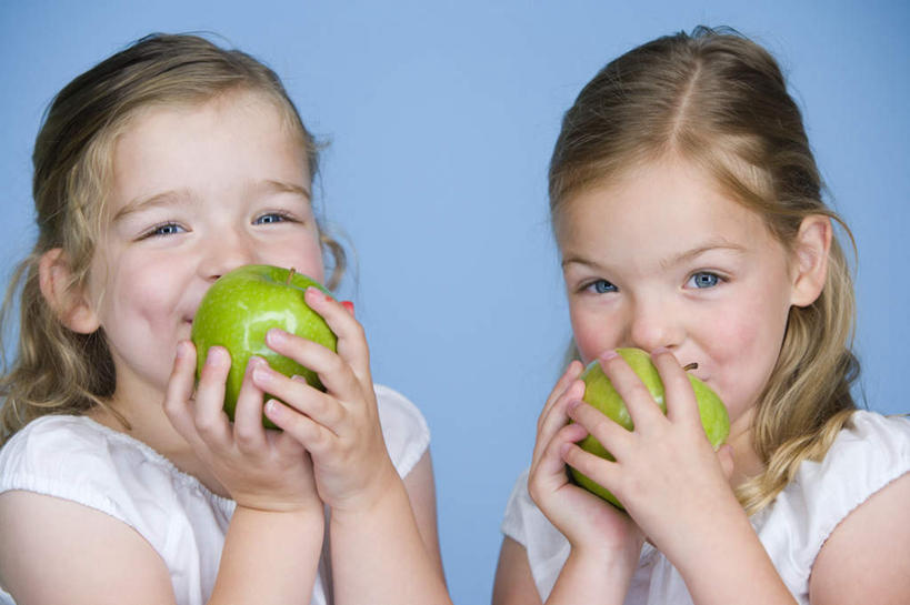西方人,儿童,脸,头,脸颊,头发,两个人,家庭,站,捧,笑,吃,微笑,横图,室内,特写,白天,正面,纯洁,苹果,水果,欧洲,欧洲人,蓝色背景,服装,新鲜,生食,食品,果实,休闲装,肩膀,食物,两个,小孩,衣服,绿色,青苹果,站着,休闲,温暖,温馨,一家人,休闲服,金色,可爱,童年,童趣,摄影,服饰,有机食品,绿色食品,影棚,和睦,童真,烂漫,无邪,天真,女孩,女人,女性,白种人,头部,长发,卷发,脸部,脸蛋,面部,端,端着,嚼,捧着,食,手捧,站立,半身,彩图,影棚拍摄,拍摄,融洽,女生