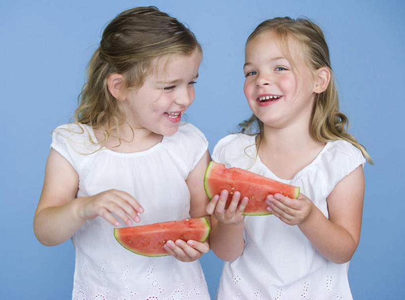 西方人,儿童,两个人,家庭,站,捧,笑,微笑,露齿笑,横图,室内,白天,正面,纯洁,西瓜,水果,欧洲,欧洲人,蓝色背景,服装,新鲜,生食,食品,果实,注视,休闲装,食物,两个,小孩,衣服,红色,白色,观察,看,站着,休闲,温暖,温馨,一家人,休闲服,可爱,童年,童趣,摄影,服饰,有机食品,绿色食品,影棚,观看,和睦,察看,关注,童真,烂漫,无邪,天真,女孩,女人,女性,白种人,寒瓜,端,端着,捧着,手捧,站立,半身,彩图,影棚拍摄,拍摄,融洽,女生