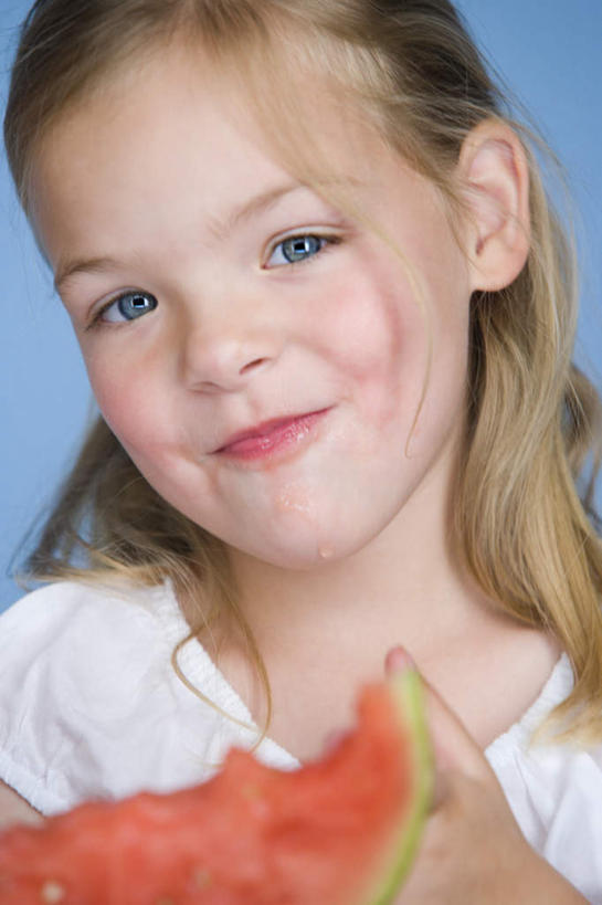 西方人,儿童,脸,头,脸颊,头发,一个人,笑,微笑,竖图,室内,特写,白天,正面,纯洁,西瓜,水果,欧洲,欧洲人,仅一个女性,仅一个人,握,蓝色背景,服装,朦胧,模糊,新鲜,生食,食品,果实,注视,休闲装,肩膀,食物,一个,小孩,衣服,红色,观察,看,仅一个小孩,休闲,休闲服,金色,可爱,童年,童趣,握着,摄影,服饰,有机食品,绿色食品,影棚,单个,观看,察看,关注,童真,烂漫,无邪,天真,女孩,女人,女性,白种人,孩子,头部,长发,卷发,脸部,脸蛋,面部,寒瓜,半身,彩图,影棚拍摄,拍摄,女生