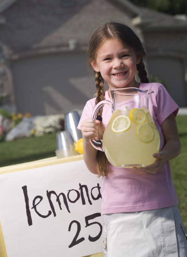 果汁,西方人,儿童,一个人,站,捧,笑,微笑,露齿笑,竖图,室外,白天,正面,纯洁,柠檬,水果,欧洲,欧洲人,仅一个女性,仅一个人,阴影,服装,新鲜,光线,英文,标志,广告牌,壶,文字,影子,字符,字母,生食,食品,果实,饮品,注视,休闲装,标识,水壶,食物,饮料,小孩,衣服,阳光,茶壶,容器,观察,看,站着,仅一个小孩,休闲,休闲服,可爱,童年,童趣,服饰,有机食品,绿色食品,观看,英文字母,察看,关注,可口,童真,烂漫,无邪,适口,天真,女孩,女人,女性,白种人,孩子,益母果,柠果,端,端着,捧着,手捧,站立,半身,彩图,女生