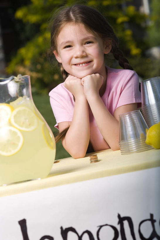 果汁,西方人,儿童,一个人,笑,微笑,露齿笑,竖图,室外,白天,正面,纯洁,植物,柠檬,水果,欧洲,欧洲人,仅一个女性,仅一个人,撑,阴影,服装,朦胧,模糊,新鲜,光线,英文,标志,广告牌,壶,文字,影子,字符,字母,生食,食品,果实,饮品,托腮,注视,休闲装,标识,水壶,树,树木,食物,饮料,小孩,衣服,粉色,绿色,阳光,自然,茶壶,容器,观察,看,托,仅一个小孩,休闲,休闲服,可爱,童年,童趣,服饰,有机食品,绿色食品,生长,成长,观看,英文字母,察看,关注,可口,托下巴,童真,烂漫,无邪,适口,天真,女孩,女人,女性,白种人,孩子,益母果,柠果,半身,彩图,女生