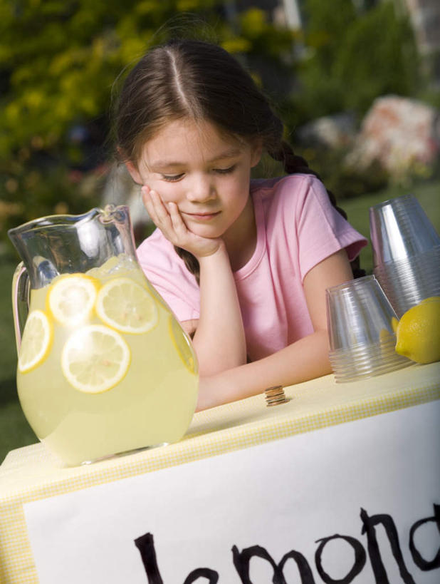 果汁,西方人,儿童,一个人,坐,竖图,室外,白天,正面,纯洁,植物,柠檬,水果,欧洲,欧洲人,仅一个女性,仅一个人,撑,阴影,服装,朦胧,模糊,新鲜,光线,广告牌,壶,影子,生食,食品,果实,饮品,托腮,注视,休闲装,水壶,树,树木,食物,饮料,小孩,衣服,粉色,绿色,阳光,自然,茶壶,容器,低头,观察,看,托,仅一个小孩,休闲,休闲服,可爱,童年,童趣,服饰,有机食品,绿色食品,生长,成长,观看,察看,关注,可口,托下巴,童真,烂漫,无邪,垂头,适口,天真,女孩,女人,女性,白种人,孩子,益母果,柠果,坐着,半身,彩图,女生