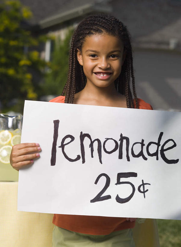 果汁,西方人,儿童,一个人,家,站,笑,微笑,露齿笑,竖图,室外,白天,正面,纯洁,植物,柠檬,水果,欧洲,非洲,黑人,欧洲人,仅一个女性,仅一个人,握,服装,朦胧,模糊,新鲜,英文,标志,广告牌,壶,文字,字符,字母,房屋,屋子,生食,食品,果实,饮品,注视,休闲装,标识,楼房,住宅,水壶,树,树木,食物,饮料,小孩,衣服,绿色,自然,茶壶,容器,观察,看,站着,仅一个小孩,休闲,休闲服,可爱,童年,童趣,握着,服饰,有机食品,绿色食品,生长,成长,观看,英文字母,察看,关注,可口,童真,烂漫,无邪,适口,天真,女孩,女人,女性,非洲人,孩子,益母果,柠果,站立,半身,彩图,房子,女生