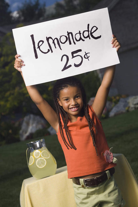 果汁,西方人,儿童,一个人,家,站,举,笑,微笑,露齿笑,竖图,室外,白天,正面,纯洁,植物,柠檬,水果,欧洲,非洲,黑人,欧洲人,仅一个女性,仅一个人,握,服装,朦胧,模糊,新鲜,英文,标志,广告牌,壶,文字,字符,字母,房屋,屋子,生食,食品,果实,饮品,注视,休闲装,标识,楼房,住宅,水壶,树,树木,食物,饮料,小孩,衣服,绿色,自然,茶壶,容器,观察,看,托,站着,仅一个小孩,休闲,休闲服,可爱,童年,童趣,握着,服饰,有机食品,绿色食品,生长,成长,观看,英文字母,察看,关注,可口,童真,烂漫,无邪,适口,天真,女孩,女人,女性,非洲人,孩子,益母果,柠果,举起,举手,举着,向上举,向上伸,向上托,站立,半身,彩图,房子,女生