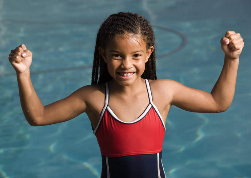 西方人,儿童,一个人,游泳池,站,举,笑,微笑,横图,俯视,室外,白天,泳装,锻炼,旅游,度假,纯洁,运动,水,欧洲,非洲,黑人,欧洲人,仅一个女性,仅一个人,阴影,朦胧,模糊,光线,影子,水池,水面,注视,娱乐,泳池,小孩,阳光,观察,看,托,站着,仅一个小孩,享受,休闲,放松,可爱,童年,童趣,观看,察看,关注,室外运动,户外运动,童真,烂漫,无邪,连体泳衣,天真,女孩,女人,女性,非洲人,孩子,举起,举手,举着,向上举,向上伸,向上托,站立,半身,彩图,高角度拍摄,泳衣,健身,女生