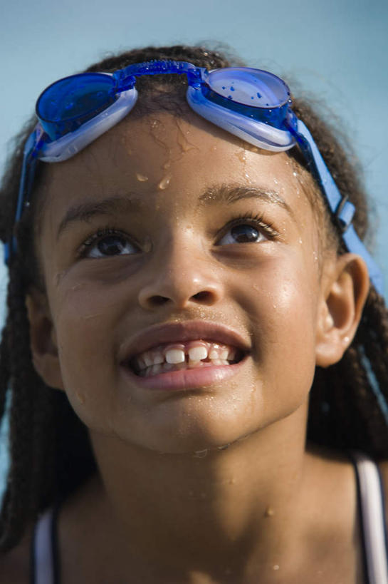 西方人,儿童,脸,头,脸颊,一个人,站,笑,微笑,露齿笑,竖图,室外,特写,白天,正面,锻炼,旅游,度假,纯洁,运动,欧洲,非洲,黑人,欧洲人,仅一个女性,仅一个人,一副,朦胧,模糊,眼镜,泳镜,注视,娱乐,肩膀,小孩,蓝色,游泳眼镜,观察,看,站着,仅一个小孩,享受,休闲,放松,可爱,童年,童趣,观看,察看,关注,室外运动,户外运动,童真,烂漫,无邪,天真,女孩,女人,女性,非洲人,孩子,头部,脸部,脸蛋,面部,抬头,仰头,站立,半身,彩图,健身,女生