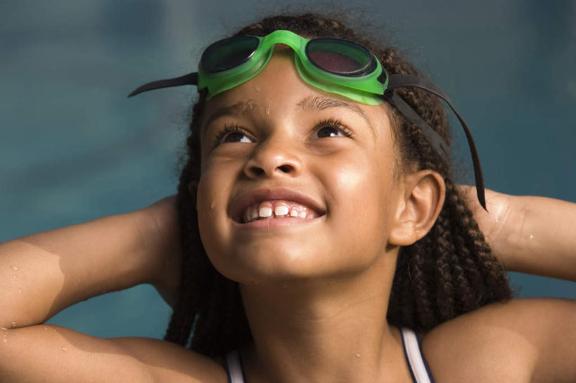 西方人,儿童,脸,头,脸颊,一个人,笑,微笑,露齿笑,横图,室外,特写,白天,正面,锻炼,旅游,度假,纯洁,运动,欧洲,非洲,黑人,欧洲人,仅一个女性,仅一个人,一副,抱头,朦胧,模糊,眼镜,泳镜,注视,娱乐,肩膀,小孩,游泳眼镜,观察,看,仅一个小孩,享受,休闲,放松,可爱,童年,童趣,观看,察看,关注,室外运动,户外运动,童真,烂漫,无邪,捧首,捧头,天真,女孩,女人,女性,非洲人,孩子,头部,脸部,脸蛋,面部,抬头,仰头,半身,彩图,健身,女生