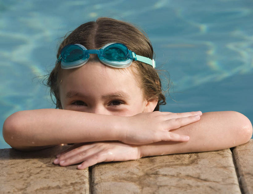 西方人,儿童,脸,头,脸颊,一个人,体育馆,游泳池,横图,俯视,室外,特写,白天,锻炼,旅游,度假,纯洁,运动,水,欧洲,欧洲人,仅一个女性,仅一个人,一副,朦胧,模糊,眼镜,泳镜,水池,水面,注视,娱乐,泳池,肩膀,小孩,游泳眼镜,观察,看,趴着,仅一个小孩,享受,休闲,放松,可爱,童年,童趣,观看,察看,游泳馆,关注,室外运动,户外运动,童真,烂漫,无邪,天真,女孩,女人,女性,白种人,孩子,头部,脸部,脸蛋,面部,趴,半身,彩图,高角度拍摄,健身,女生