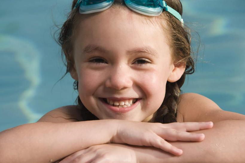 西方人,儿童,脸,头,脸颊,一个人,体育馆,游泳池,笑,微笑,露齿笑,横图,室外,特写,白天,正面,锻炼,旅游,度假,纯洁,运动,水,欧洲,欧洲人,仅一个女性,仅一个人,一副,朦胧,模糊,眼镜,泳镜,水池,水面,注视,娱乐,泳池,肩膀,小孩,游泳眼镜,观察,看,趴着,仅一个小孩,享受,休闲,放松,可爱,童年,童趣,观看,察看,游泳馆,关注,室外运动,户外运动,童真,烂漫,无邪,天真,女孩,女人,女性,白种人,孩子,头部,脸部,脸蛋,面部,趴,半身,彩图,健身,女生