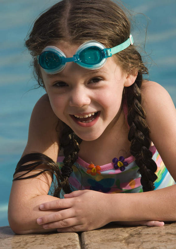 西方人,儿童,一个人,体育馆,游泳池,笑,微笑,露齿笑,竖图,室外,白天,正面,泳装,锻炼,旅游,度假,纯洁,运动,水,欧洲,欧洲人,仅一个女性,仅一个人,一副,朦胧,模糊,眼镜,泳镜,水池,水面,注视,娱乐,泳池,小孩,游泳眼镜,观察,看,趴着,仅一个小孩,享受,休闲,放松,可爱,童年,童趣,观看,察看,游泳馆,关注,室外运动,户外运动,童真,烂漫,无邪,连体泳衣,天真,女孩,女人,女性,白种人,孩子,趴,半身,彩图,泳衣,健身,女生