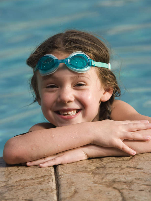 西方人,儿童,脸,头,脸颊,一个人,体育馆,游泳池,笑,微笑,露齿笑,竖图,室外,特写,白天,正面,锻炼,旅游,度假,纯洁,运动,水,欧洲,欧洲人,仅一个女性,仅一个人,一副,朦胧,模糊,眼镜,泳镜,水池,水面,注视,娱乐,泳池,肩膀,小孩,游泳眼镜,观察,看,趴着,仅一个小孩,享受,休闲,放松,可爱,童年,童趣,观看,察看,游泳馆,关注,室外运动,户外运动,童真,烂漫,无邪,天真,女孩,女人,女性,白种人,孩子,头部,脸部,脸蛋,面部,趴,半身,彩图,健身,女生