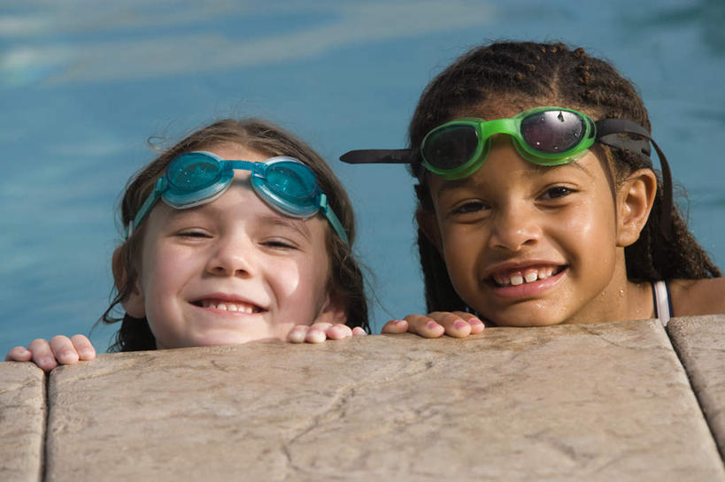 西方人,儿童,脸,头,脸颊,两个人,伙伴,朋友,体育馆,游泳池,笑,微笑,露齿笑,横图,室外,特写,白天,正面,锻炼,旅游,度假,友谊,纯洁,运动,水,欧洲,非洲,黑人,欧洲人,阴影,朦胧,模糊,光线,眼镜,影子,泳镜,水池,水面,注视,娱乐,泳池,肩膀,小孩,阳光,游泳眼镜,观察,看,趴着,享受,休闲,放松,可爱,童年,童趣,观看,察看,游泳馆,关注,室外运动,户外运动,童真,烂漫,无邪,两副,天真,友情,女孩,女人,女性,白种人,非洲人,头部,脸部,脸蛋,面部,趴,半身,彩图,健身,女生