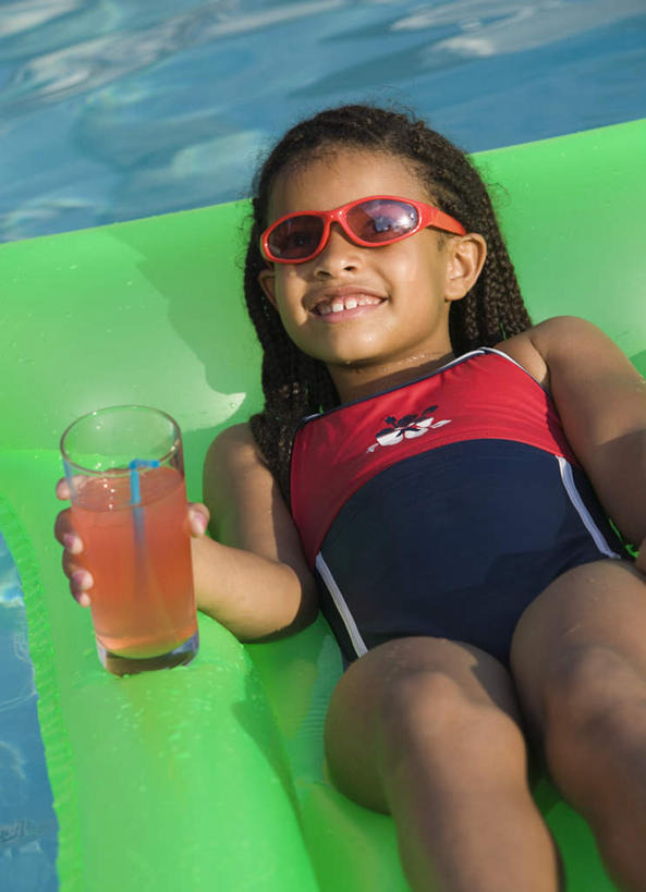 果汁,西方人,儿童,一个人,体育馆,游泳池,躺,笑,微笑,露齿笑,竖图,俯视,室外,白天,泳装,纯洁,水,船,杯子,欧洲,非洲,黑人,欧洲人,仅一个女性,仅一个人,一副,握,眼镜,泳镜,塑料,水池,水面,饮品,一杯,注视,泳池,玻璃制品,饮料,小孩,水杯,塑料制品,吸管,游泳眼镜,交通工具,观察,看,仅一个小孩,可爱,童年,童趣,握着,充气船,观看,察看,游泳馆,空心,关注,可口,载具,童真,烂漫,无邪,连体泳衣,饮管,适口,卧着,天真,女孩,女人,女性,非洲人,孩子,玻璃杯,躺着,卧,半身,彩图,高角度拍摄,泳衣,女生,圆柱状