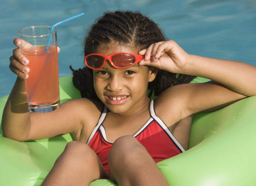 果汁,西方人,儿童,一个人,体育馆,游泳池,躺,笑,微笑,露齿笑,横图,俯视,室外,白天,泳装,纯洁,水,船,杯子,欧洲,非洲,黑人,欧洲人,仅一个女性,仅一个人,一副,握,眼镜,泳镜,塑料,水池,水面,饮品,一杯,注视,泳池,玻璃制品,饮料,小孩,水杯,塑料制品,吸管,游泳眼镜,交通工具,观察,看,仅一个小孩,可爱,童年,童趣,握着,充气船,观看,察看,游泳馆,空心,关注,可口,载具,童真,烂漫,无邪,连体泳衣,饮管,适口,卧着,天真,女孩,女人,女性,非洲人,孩子,玻璃杯,躺着,卧,半身,彩图,高角度拍摄,泳衣,女生,圆柱状