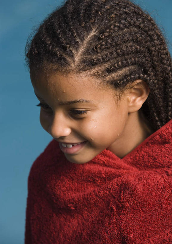 西方人,儿童,脸,头,脸颊,头发,一个人,体育馆,游泳池,站,笑,微笑,露齿笑,竖图,室外,特写,白天,正面,纯洁,水,欧洲,非洲,黑人,欧洲人,仅一个女性,仅一个人,纺织物,水池,水面,注视,泳池,肩膀,小孩,红色,黑色,毛巾,低头,观察,看,清洁,站着,仅一个小孩,可爱,童年,童趣,观看,保暖,察看,游泳馆,关注,童真,透气,烂漫,无邪,防水,垂头,储水,耐磨,吸水,天真,女孩,女人,女性,非洲人,孩子,头部,长发,脸部,脸蛋,面部,站立,半身,彩图,女生