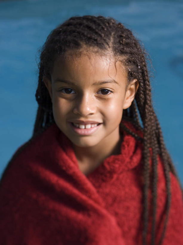 西方人,儿童,脸,头,脸颊,头发,一个人,体育馆,游泳池,站,笑,微笑,露齿笑,竖图,室外,特写,白天,正面,纯洁,水,欧洲,非洲,黑人,欧洲人,仅一个女性,仅一个人,纺织物,水池,水面,注视,泳池,肩膀,小孩,红色,黑色,毛巾,观察,看,清洁,站着,仅一个小孩,可爱,童年,童趣,观看,保暖,察看,游泳馆,关注,童真,透气,烂漫,无邪,防水,储水,耐磨,吸水,天真,女孩,女人,女性,非洲人,孩子,头部,长发,脸部,脸蛋,面部,站立,半身,彩图,女生