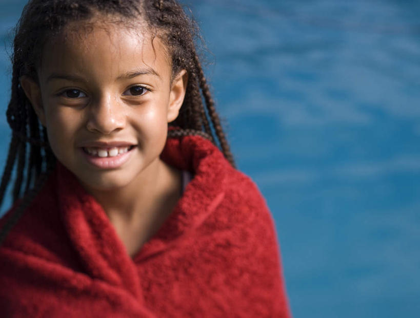 西方人,儿童,脸,头,脸颊,头发,一个人,体育馆,游泳池,站,笑,微笑,露齿笑,横图,室外,特写,白天,正面,纯洁,水,欧洲,非洲,黑人,欧洲人,仅一个女性,仅一个人,纺织物,水池,水面,注视,泳池,肩膀,小孩,红色,黑色,毛巾,观察,看,清洁,站着,仅一个小孩,可爱,童年,童趣,观看,保暖,察看,游泳馆,关注,童真,透气,烂漫,无邪,防水,储水,耐磨,吸水,天真,女孩,女人,女性,非洲人,孩子,头部,长发,脸部,脸蛋,面部,站立,半身,彩图,女生