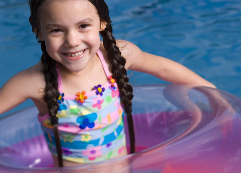 游泳,西方人,儿童,一个人,站,笑,微笑,露齿笑,横图,室外,白天,正面,泳装,纯洁,欧洲,欧洲人,仅一个女性,仅一个人,握,阴影,朦胧,模糊,反射,救生圈,影子,塑料,注视,一个,小孩,粉色,塑料制品,游泳圈,观察,看,站着,仅一个小孩,可爱,童年,童趣,握着,充气,单个,观看,察看,救生,关注,童真,烂漫,无邪,连体泳衣,泅水,天真,女孩,女人,女性,白种人,孩子,站立,半身,彩图,泳衣,女生