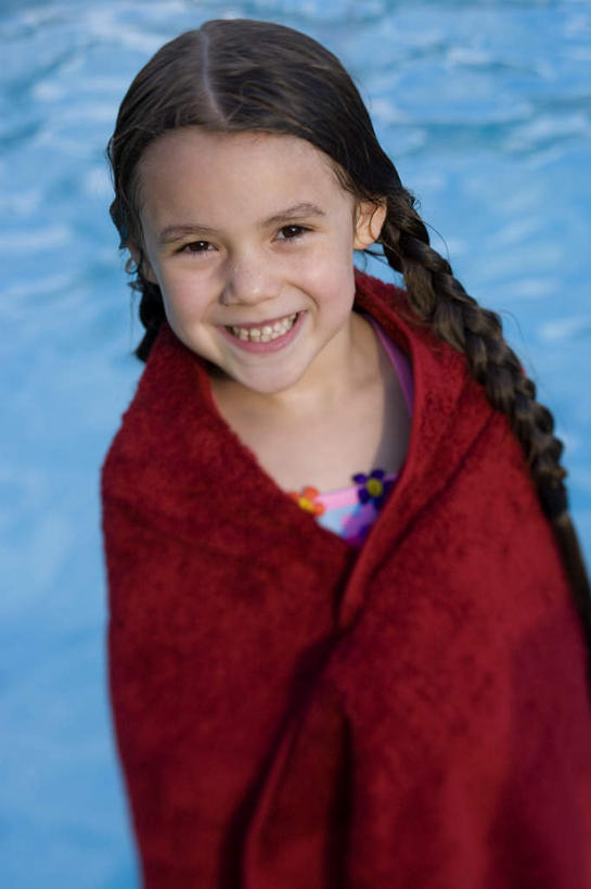 西方人,儿童,一个人,体育馆,游泳池,站,笑,微笑,露齿笑,竖图,俯视,室外,白天,泳装,纯洁,水,欧洲,欧洲人,仅一个女性,仅一个人,纺织物,水池,水面,注视,泳池,小孩,红色,毛巾,观察,看,清洁,站着,仅一个小孩,可爱,童年,童趣,观看,保暖,察看,游泳馆,关注,童真,透气,烂漫,无邪,连体泳衣,防水,储水,耐磨,吸水,天真,女孩,女人,女性,白种人,孩子,抬头,仰头,站立,半身,彩图,高角度拍摄,泳衣,女生