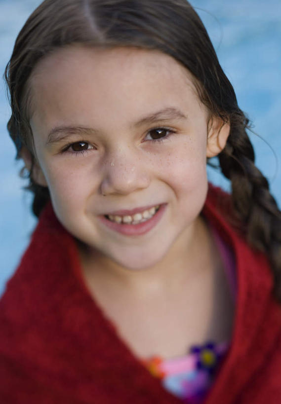 西方人,儿童,脸,头,脸颊,头发,一个人,体育馆,游泳池,站,笑,微笑,露齿笑,竖图,室外,特写,白天,正面,纯洁,水,欧洲,欧洲人,仅一个女性,仅一个人,纺织物,水池,水面,棕色,注视,泳池,肩膀,小孩,红色,毛巾,观察,看,清洁,站着,仅一个小孩,可爱,童年,童趣,观看,保暖,麻花辫,察看,游泳馆,关注,童真,透气,烂漫,无邪,防水,储水,耐磨,吸水,天真,女孩,女人,女性,白种人,孩子,头部,长发,脸部,脸蛋,面部,站立,半身,彩图,女生