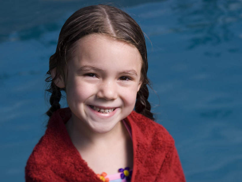 西方人,儿童,脸,头,脸颊,头发,一个人,体育馆,游泳池,站,笑,微笑,露齿笑,横图,室外,特写,白天,正面,纯洁,水,欧洲,欧洲人,仅一个女性,仅一个人,朦胧,模糊,纺织物,水池,水面,棕色,注视,泳池,肩膀,小孩,红色,毛巾,观察,看,清洁,站着,仅一个小孩,可爱,童年,童趣,观看,保暖,麻花辫,察看,游泳馆,关注,童真,透气,烂漫,无邪,防水,储水,耐磨,吸水,天真,女孩,女人,女性,白种人,孩子,头部,长发,脸部,脸蛋,面部,站立,半身,彩图,女生