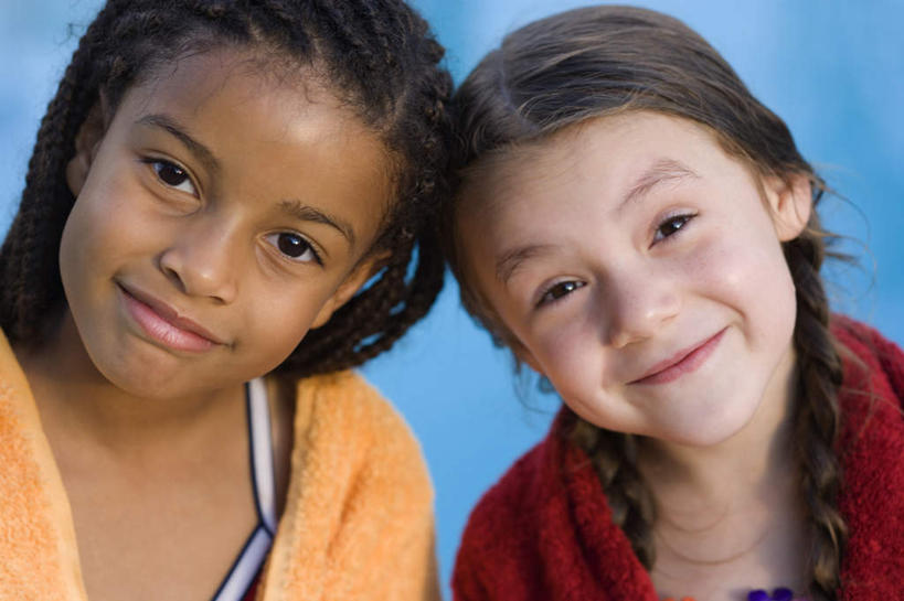 西方人,儿童,脸,头,脸颊,两个人,伙伴,朋友,体育馆,游泳池,站,笑,微笑,横图,室外,特写,白天,正面,泳装,友谊,纯洁,水,欧洲,非洲,黑人,欧洲人,阴影,光线,纺织物,影子,水池,水面,注视,泳池,肩膀,小孩,红色,阳光,毛巾,观察,看,靠,靠着,清洁,站着,橙色,可爱,童年,童趣,观看,保暖,察看,游泳馆,关注,童真,透气,烂漫,无邪,连体泳衣,防水,储水,耐磨,吸水,天真,友情,女孩,女人,女性,白种人,非洲人,头部,脸部,脸蛋,面部,站立,半身,彩图,泳衣,女生