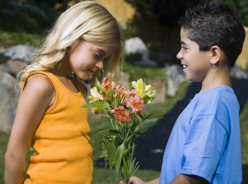 西方人,儿童,两个人,伙伴,朋友,站,闭眼,笑,微笑,露齿笑,横图,室外,白天,侧面,友谊,纯洁,叶子,欧洲,欧洲人,阴影,服装,盛开,光线,影子,绿叶,花蕾,注视,休闲装,闻,花,花瓣,花朵,鲜花,小孩,衣服,阳光,花苞,花蕊,观察,看,站着,休闲,休闲服,嫩叶,可爱,童年,童趣,服饰,观看,察看,嗅,关注,童真,烂漫,无邪,天真,友情,男孩,男人,男性,女孩,女人,女性,白种人,叶,叶片,闭眼睛,闭着眼,闭着眼睛,站立,半身,彩图,男生,女生