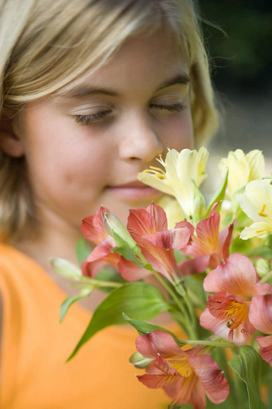 西方人,儿童,脸,头,脸颊,一个人,站,闭眼,笑,微笑,竖图,室外,特写,白天,正面,纯洁,叶子,欧洲,欧洲人,仅一个女性,仅一个人,服装,朦胧,模糊,盛开,绿叶,花蕾,休闲装,闻,肩膀,花,花瓣,花朵,鲜花,小孩,衣服,花苞,花蕊,站着,仅一个小孩,休闲,休闲服,嫩叶,可爱,童年,童趣,服饰,嗅,童真,烂漫,无邪,天真,女孩,女人,女性,白种人,孩子,头部,脸部,脸蛋,面部,叶,叶片,闭眼睛,闭着眼,闭着眼睛,站立,半身,彩图,女生