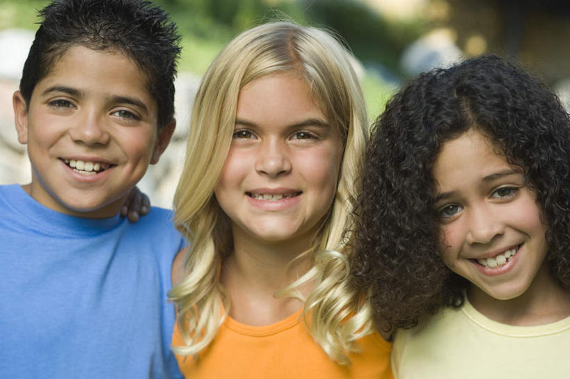 西方人,儿童,脸,头,脸颊,三个人,伙伴,朋友,站,笑,微笑,露齿笑,横图,室外,特写,白天,正面,友谊,纯洁,欧洲,非洲,黑人,欧洲人,一排,阴影,服装,朦胧,模糊,整齐,光线,影子,注视,休闲装,肩膀,排列,小孩,衣服,阳光,观察,看,站着,休闲,休闲服,可爱,童年,童趣,搭,服饰,观看,察看,搭着,队列,关注,童真,烂漫,无邪,天真,友情,男孩,男人,男性,女孩,女人,女性,白种人,非洲人,头部,脸部,脸蛋,面部,站立,半身,彩图,男生,女生